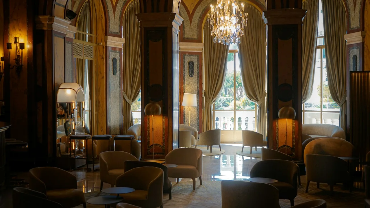 Klasik otel lobisi, altın detaylar ve avizeler