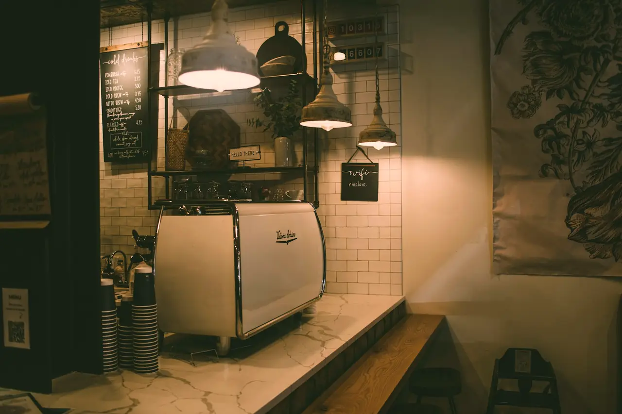 Kafe Projesi bar tezgâhı ve kahve makinesi
