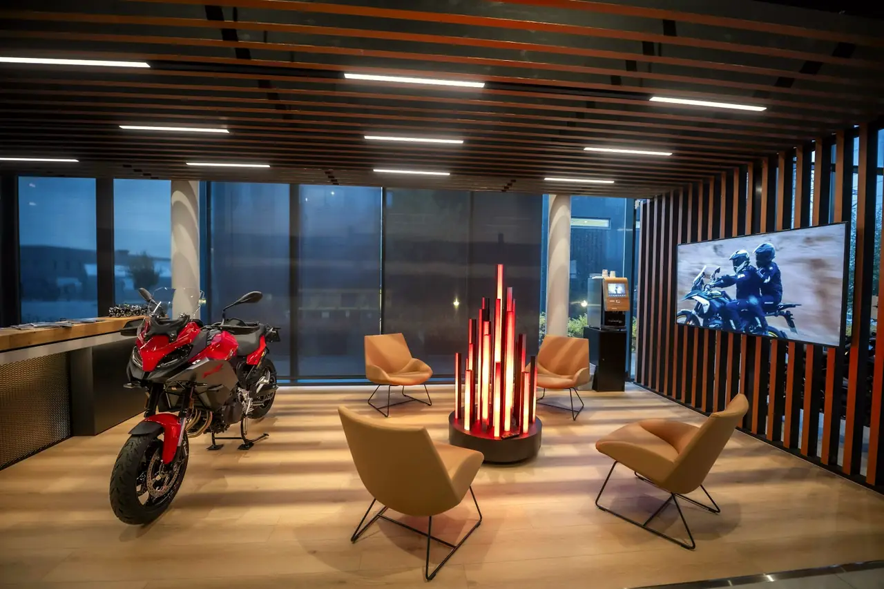 Showroom karşılama ve dinlenme alanı