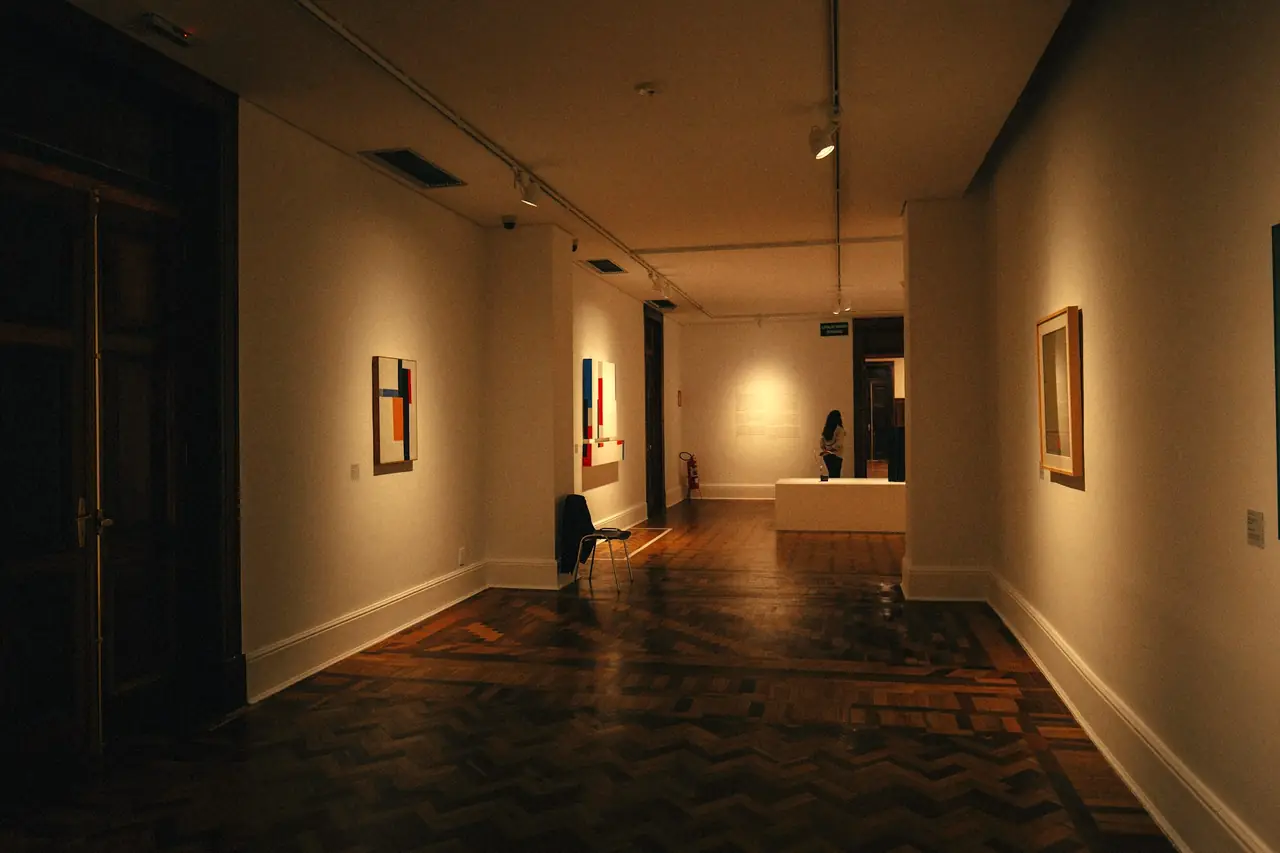 Showroom sergi koridoru ve nokta aydınlatma