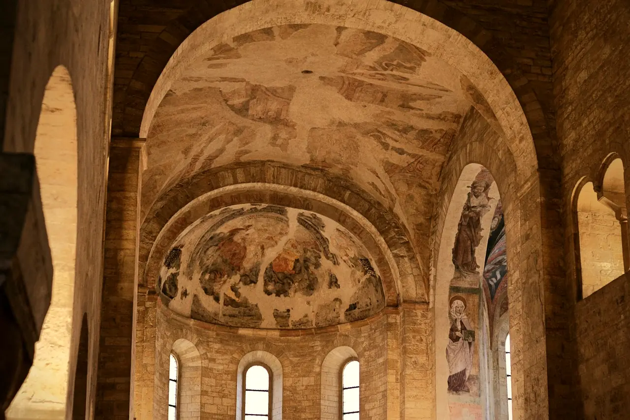 Tarihi Hamam kubbesindeki kalem işi ve kemer geçişi