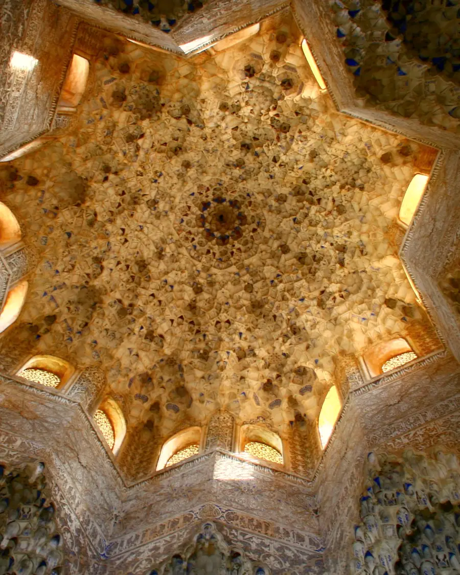 Tarihi Hamam kubbesindeki yıldız bezeme ve fil gözleri